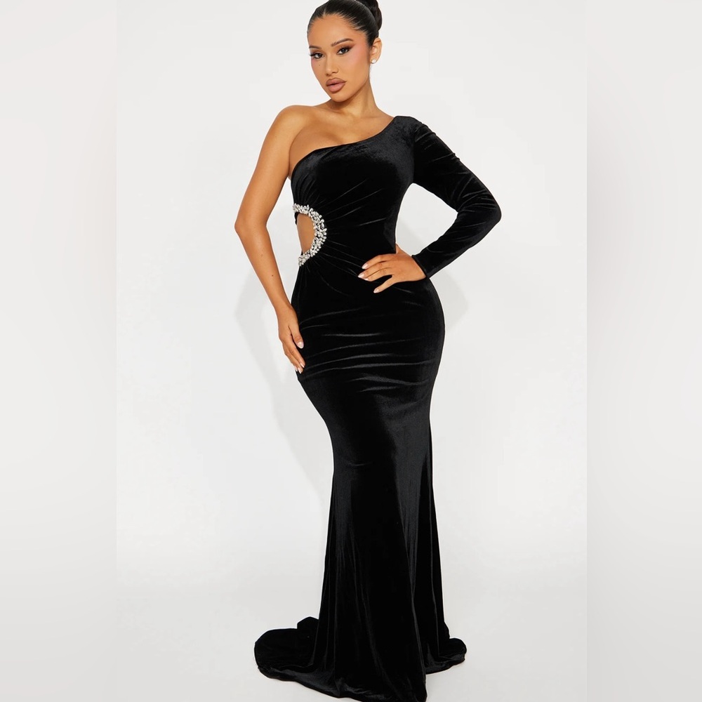 Luxurious evening velvet gown worn once size medium